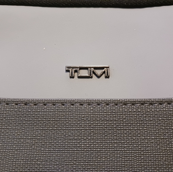 TUMI FOR DELTA LINED TOILETRIES BAG WITH ZIPPER AND SILVER TUMI LOGO - Picture 3 of 4